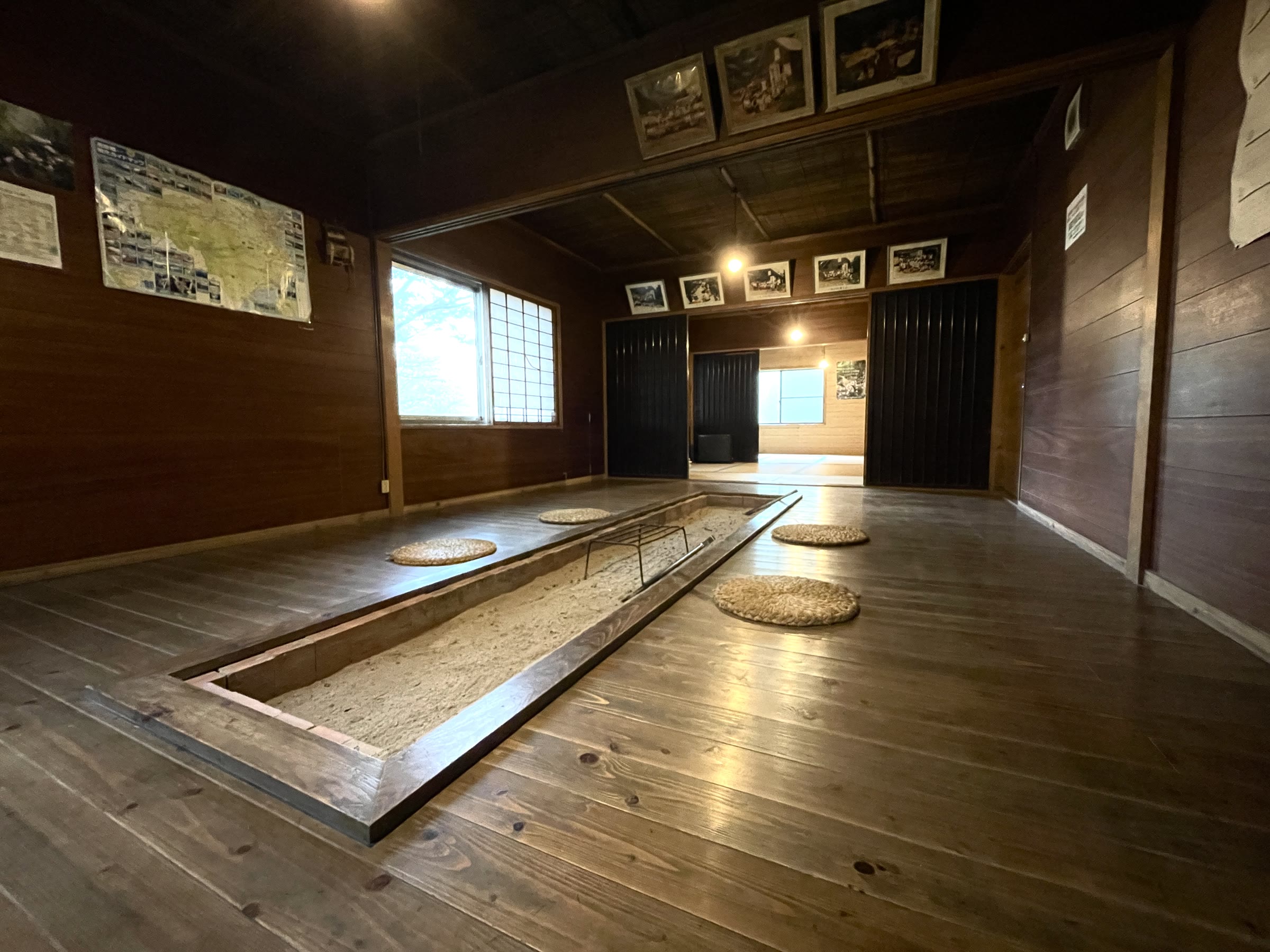 囲炉裏小屋の室内