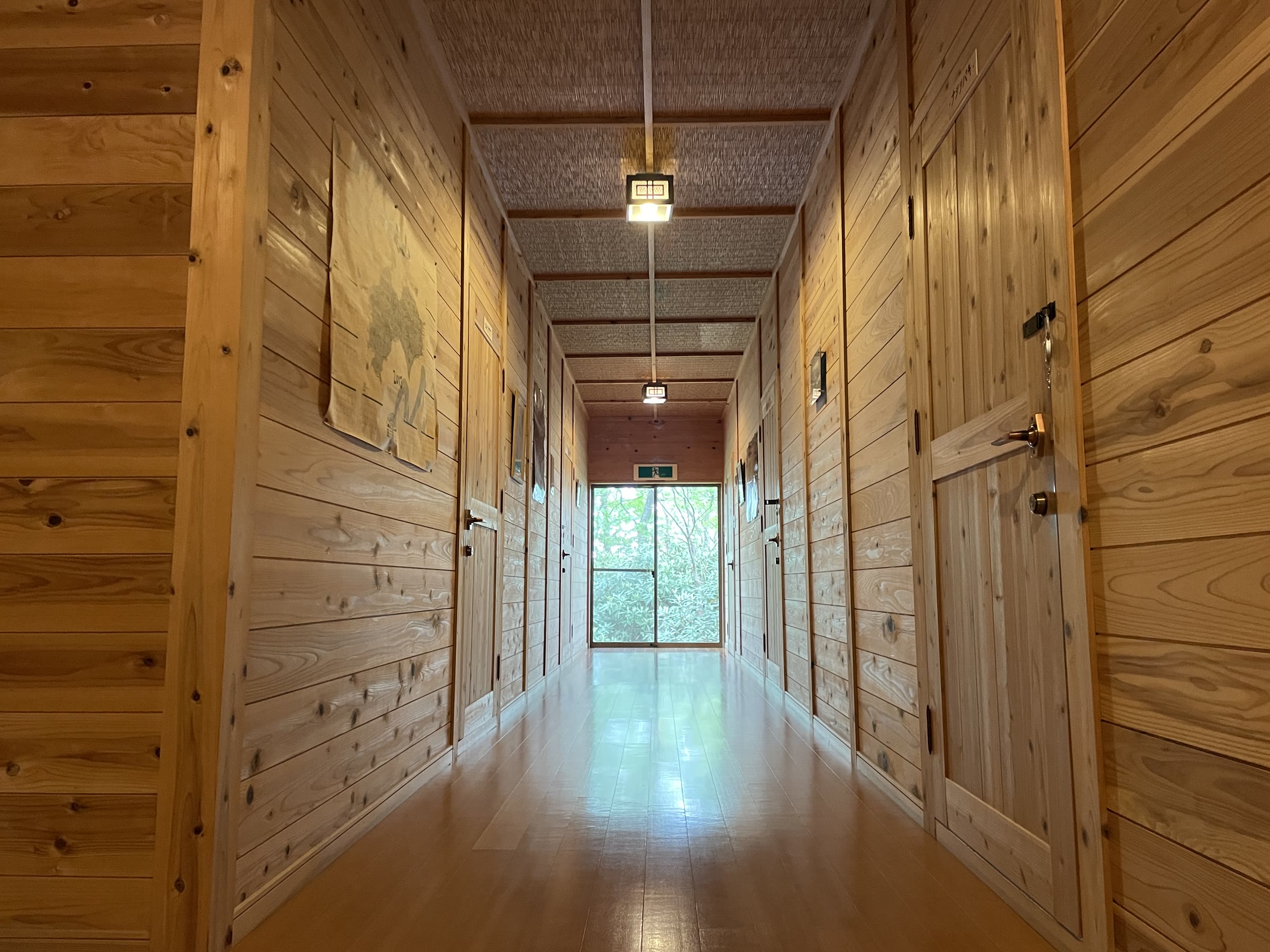 山荘シャクナゲ小屋の木の廊下