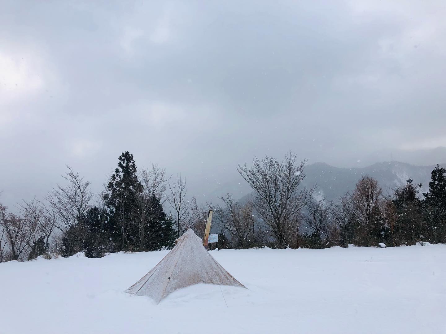 雪中キャンプのテント